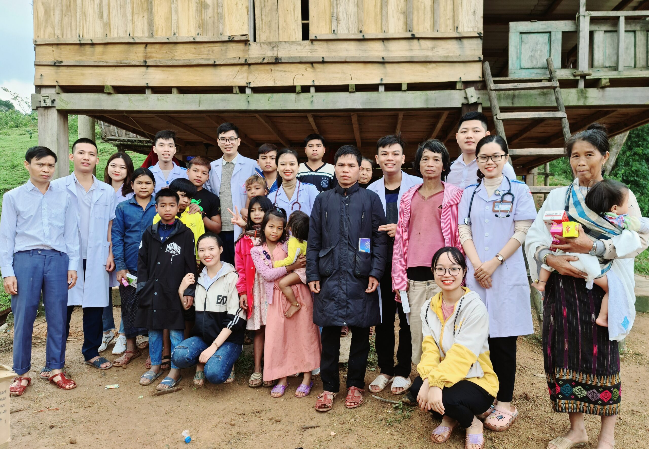Bác sỹ về bản khám và cấp thuốc miễn phí cho bà con xã Thượng Trạch, Bố Trạch, Quảng Bình