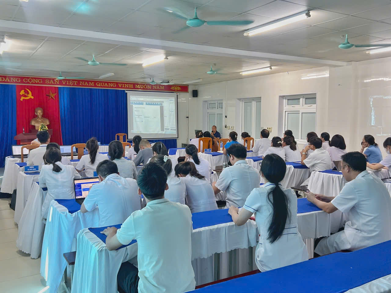 Bệnh viện Trường Đại học Y khoa Vinh đẩy mạnh chuyển đổi số: Tập huấn sử dụng phần mềm Bệnh án điện tử toàn viện